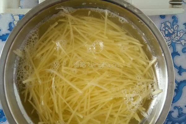 呛拌土豆丝的做法图解1