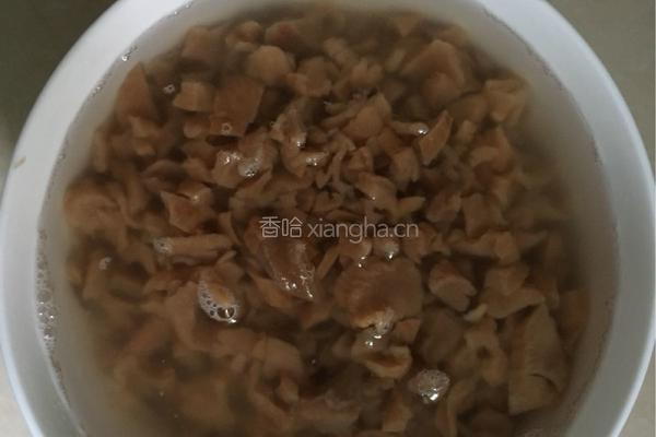 萝卜干炒腊肉的做法图解3