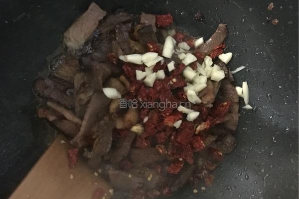 萝卜干炒腊肉的做法图解7