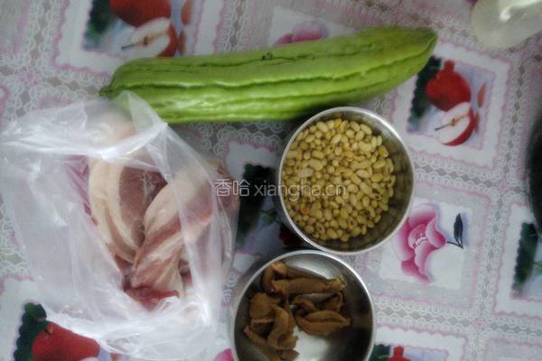 五花肉炖苦瓜的做法图解1