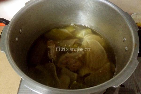 苦瓜龙骨黄豆汤的做法图解6