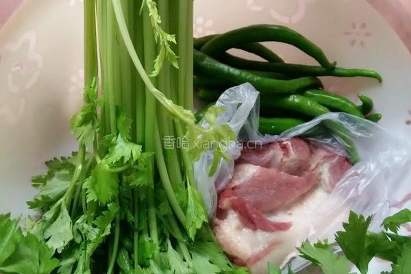 香芹炒肉沬的做法图解1