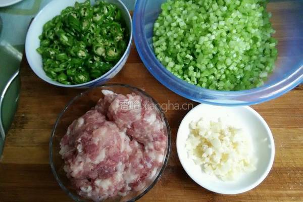 香芹炒肉沬的做法图解2