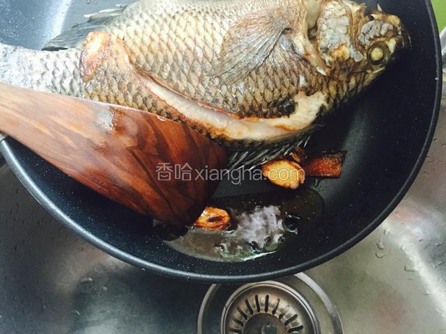 倒掉煎过鱼的油