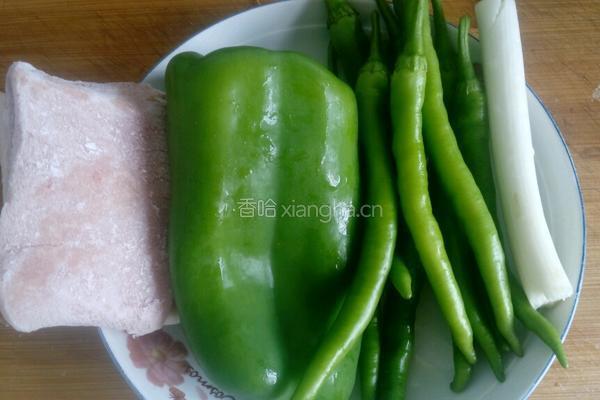 双椒炒肉的做法图解1