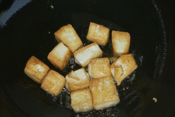 豆腐榨菜闷鱼的做法图解1