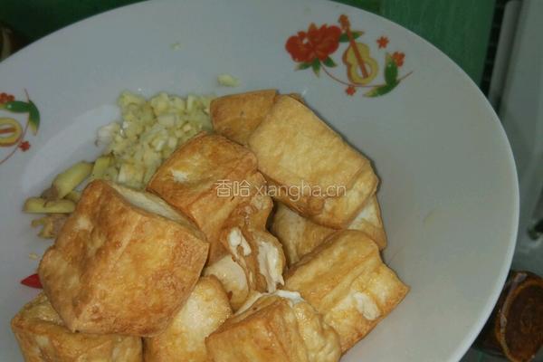 豆腐榨菜闷鱼的做法图解2