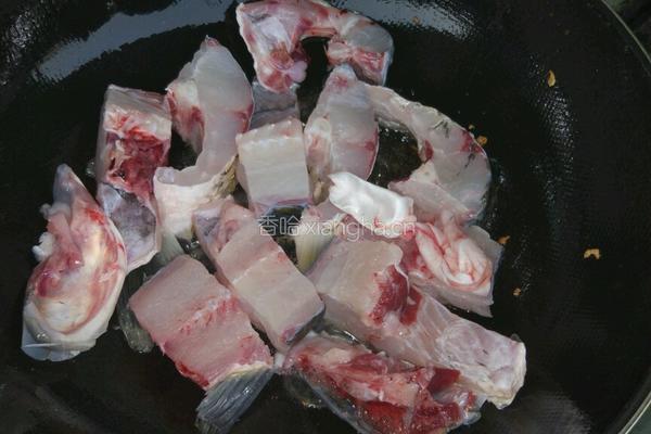 豆腐榨菜闷鱼的做法图解3