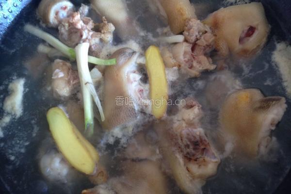 猪蹄尾巴黄豆汤的做法图解1