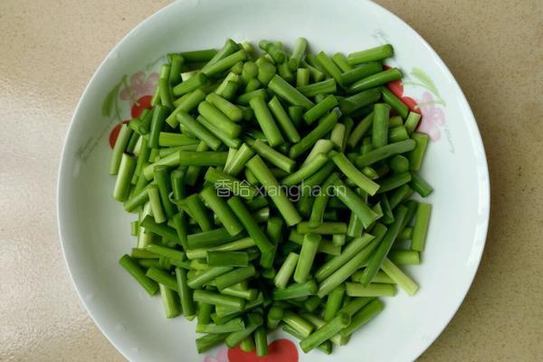 蒜苔炒肉的做法图解1