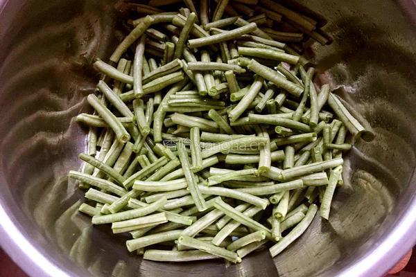西红柿炒豇豆疙瘩的做法图解1