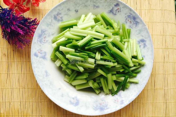 芹菜炒肉片的做法图解2