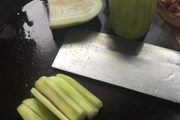 节瓜瘦肉汤的做法图解1