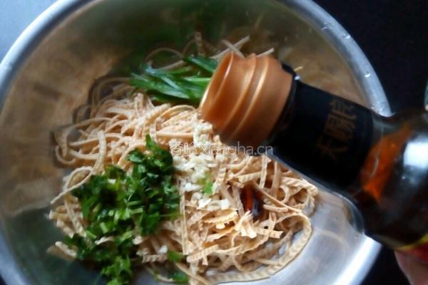 凉拌豆腐丝的做法图解3