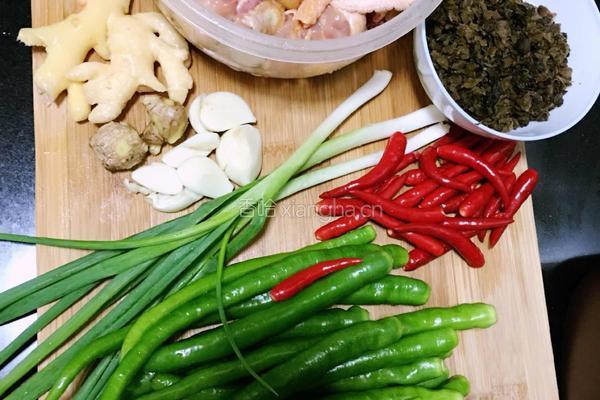 芽菜米双椒鸡的做法图解1