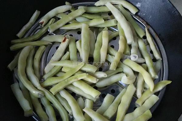 麻汁蒜泥拌芸豆的做法图解1