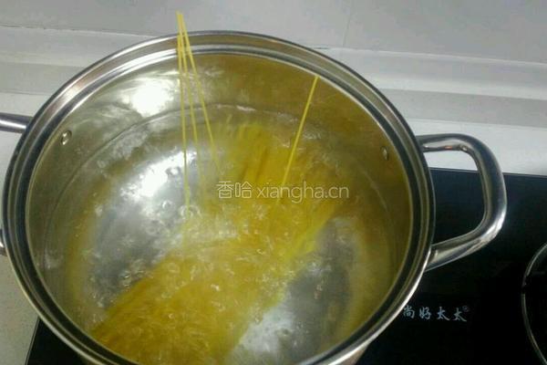 奶油蘑菇培根意大利面的做法图解4