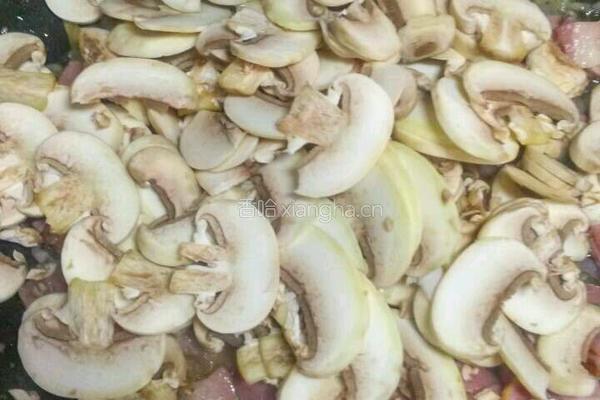 奶油蘑菇培根意大利面的做法图解7