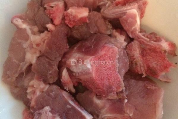 猪骨扁豆枸杞汤的做法图解1