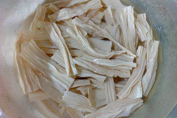 腐竹炒肉的做法图解1