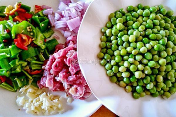 辣子青豆炒肉丝的做法图解1
