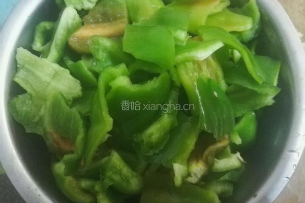 柿子椒炒蛋的做法图解1