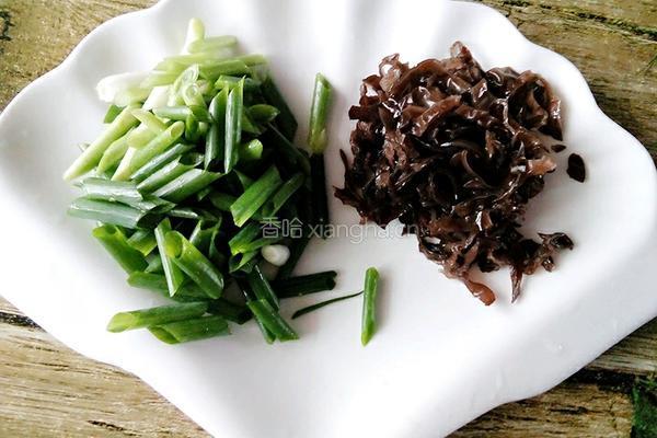 黑木耳鸡蛋酱的做法图解1