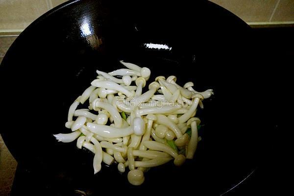 海鲜菇炒菜心的做法图解4