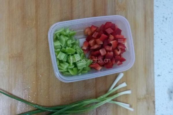 双色椒鸡蛋炒饭的做法图解1