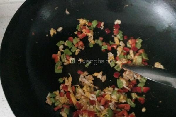 双色椒鸡蛋炒饭的做法图解2