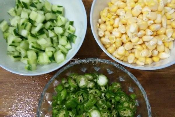 辣炒玉米黄瓜的做法图解1