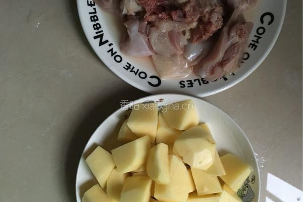 鸡肉烧土豆的做法图解1