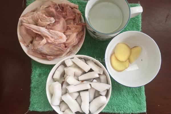椰子鸡汤的做法图解1