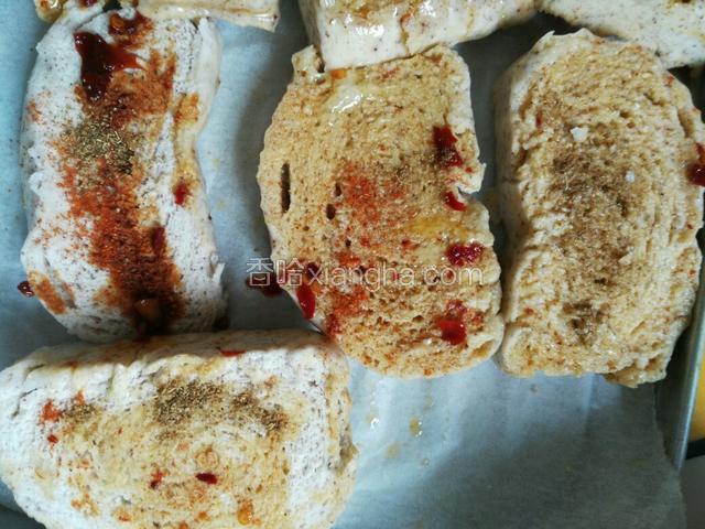 摆在烤盘上，还可以再洒些辣椒粉、孜然粉在上面，再涮点油。
烤箱设置180度上下火，烤25分钟