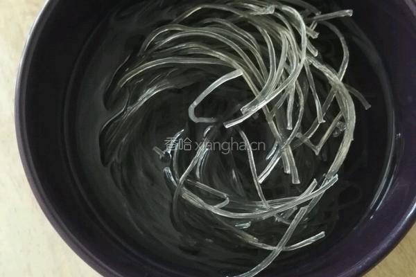 芹菜粉条的做法图解1