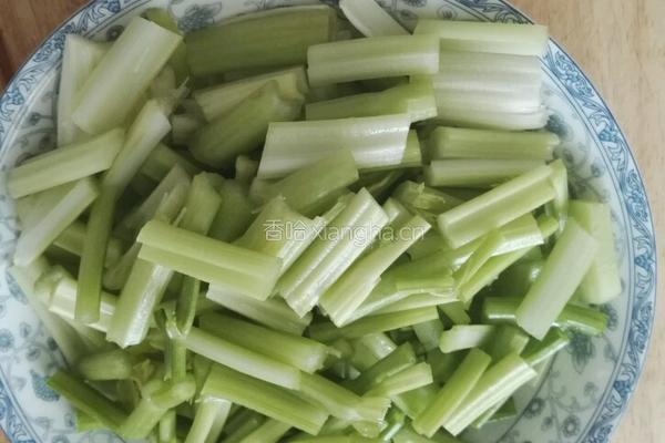 芹菜粉条的做法图解3