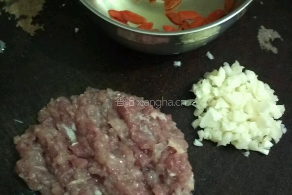 肉末生菜的做法图解2