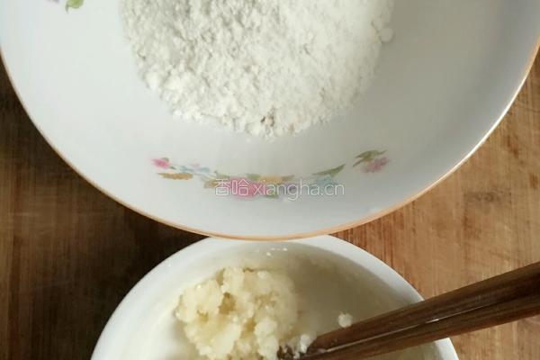 香肠鲜虾饼的做法图解1