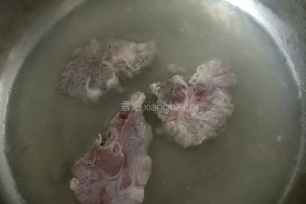 椰子玉米猪骨汤的做法图解1