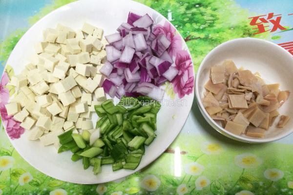 鱿鱼豆腐丁的做法图解3