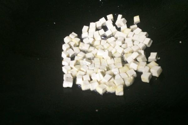 鱿鱼豆腐丁的做法图解4