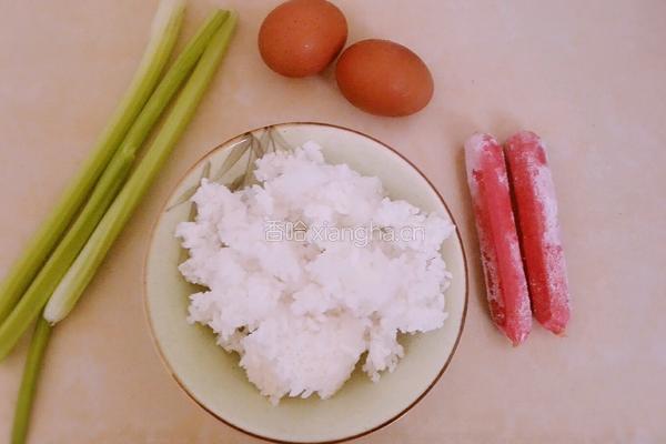 酱油炒饭的做法图解1