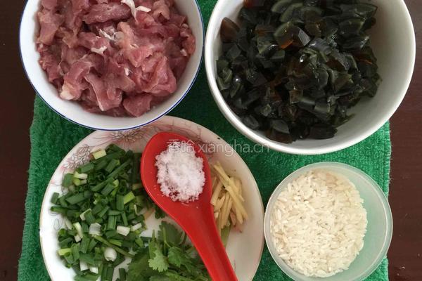 皮蛋瘦肉粥的做法图解1