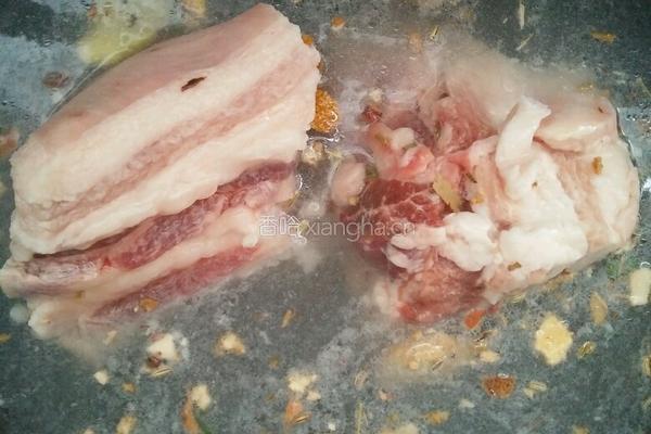 老干妈拌白切肉的做法图解1