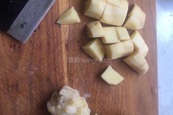 猪骨头烩酸菜的做法图解1