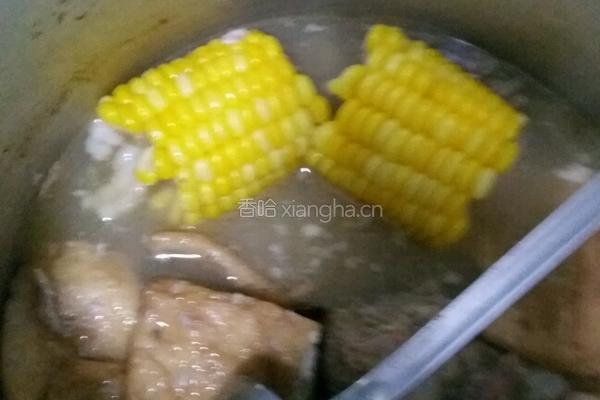 玉米排骨汤的做法图解2