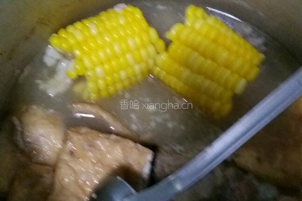 玉米排骨汤的做法图解3