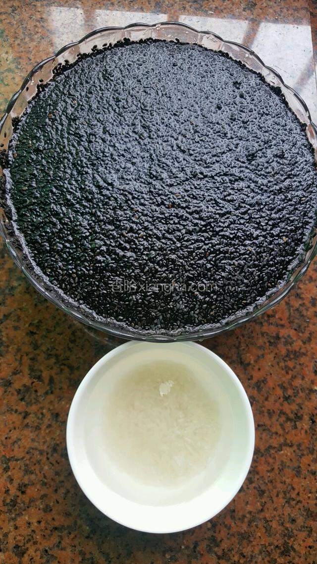 提前一个小时把大米和黑芝麻淘洗干净之后用1000毫升清水浸泡，之后磨糊的时候也是用浸泡过黑芝麻的水一起磨的