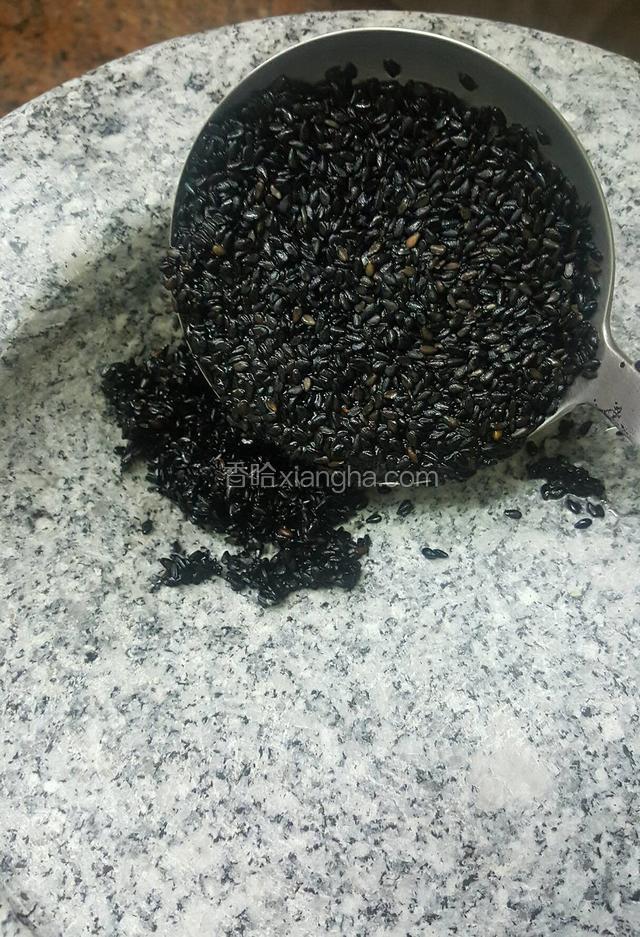 先舀两勺黑芝麻放进石磨的小孔里面开磨，暂时先不要急着加水