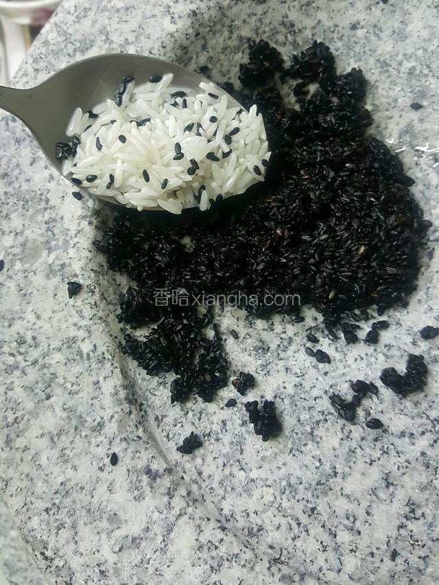 差不多的时候加些大米进去一起磨